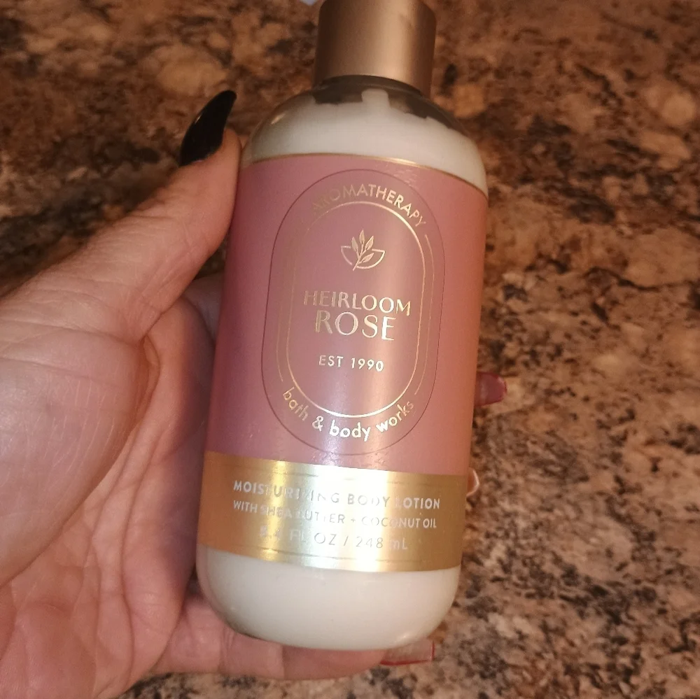 Bath & Body Works Hibiscus Rose Moisturizing Lotion - Pink & White